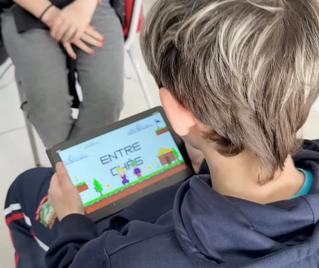 Aluno de Lajeado Grande/SC usando a plataforma Educoin em um tablet